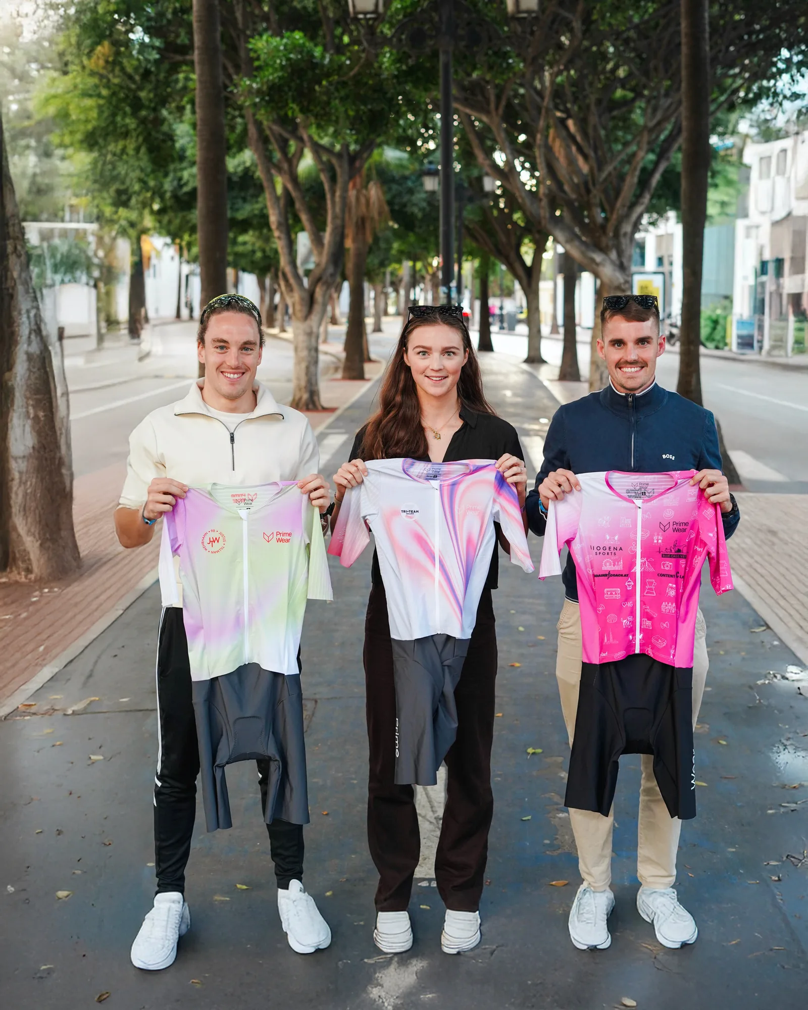 Drei Athleten mit ihren individuellen Kits vor der IRONMAN 70.3 Weltmeisterschaft