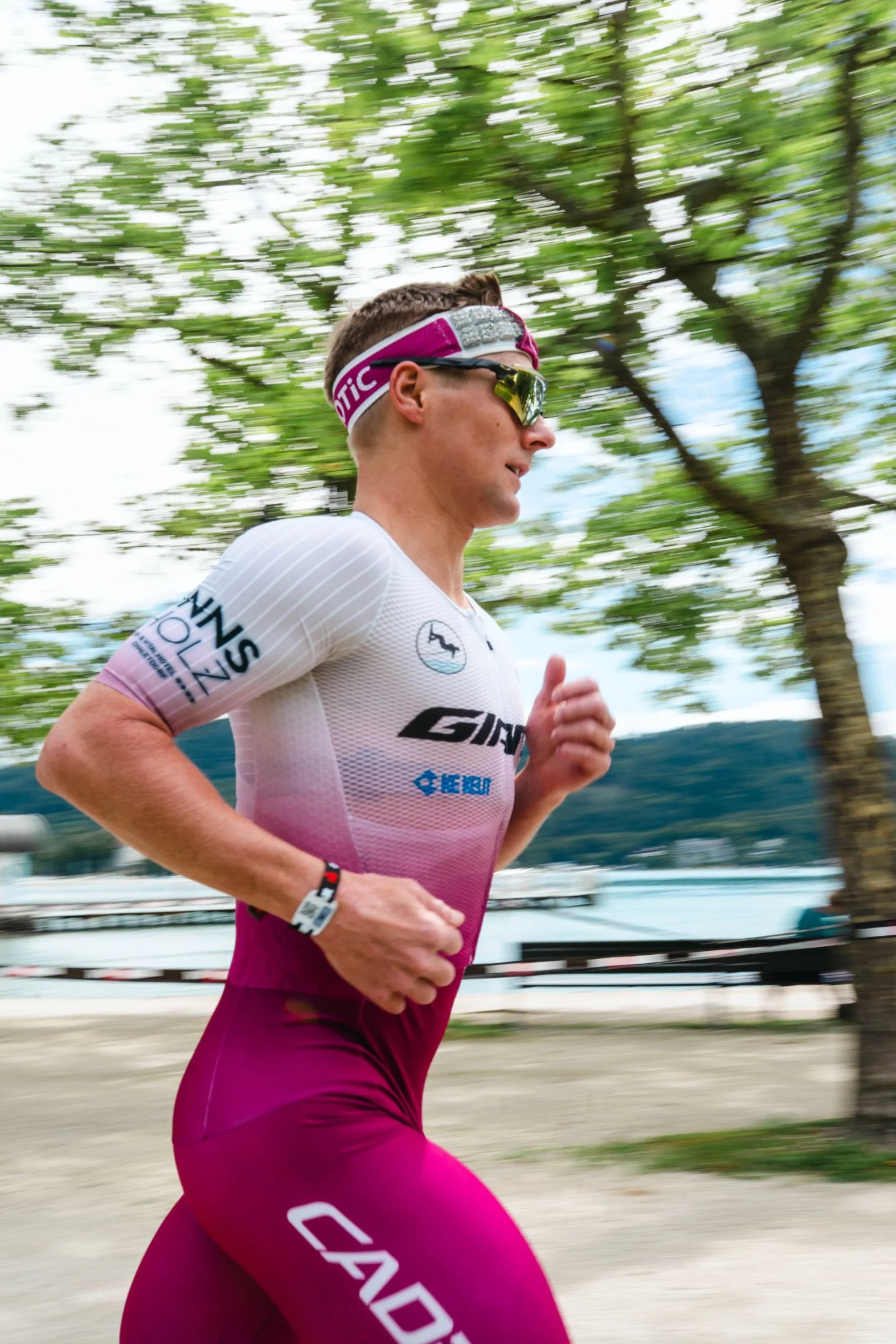 Athlet im Custom Tri Suit auf der Laufstrecke
