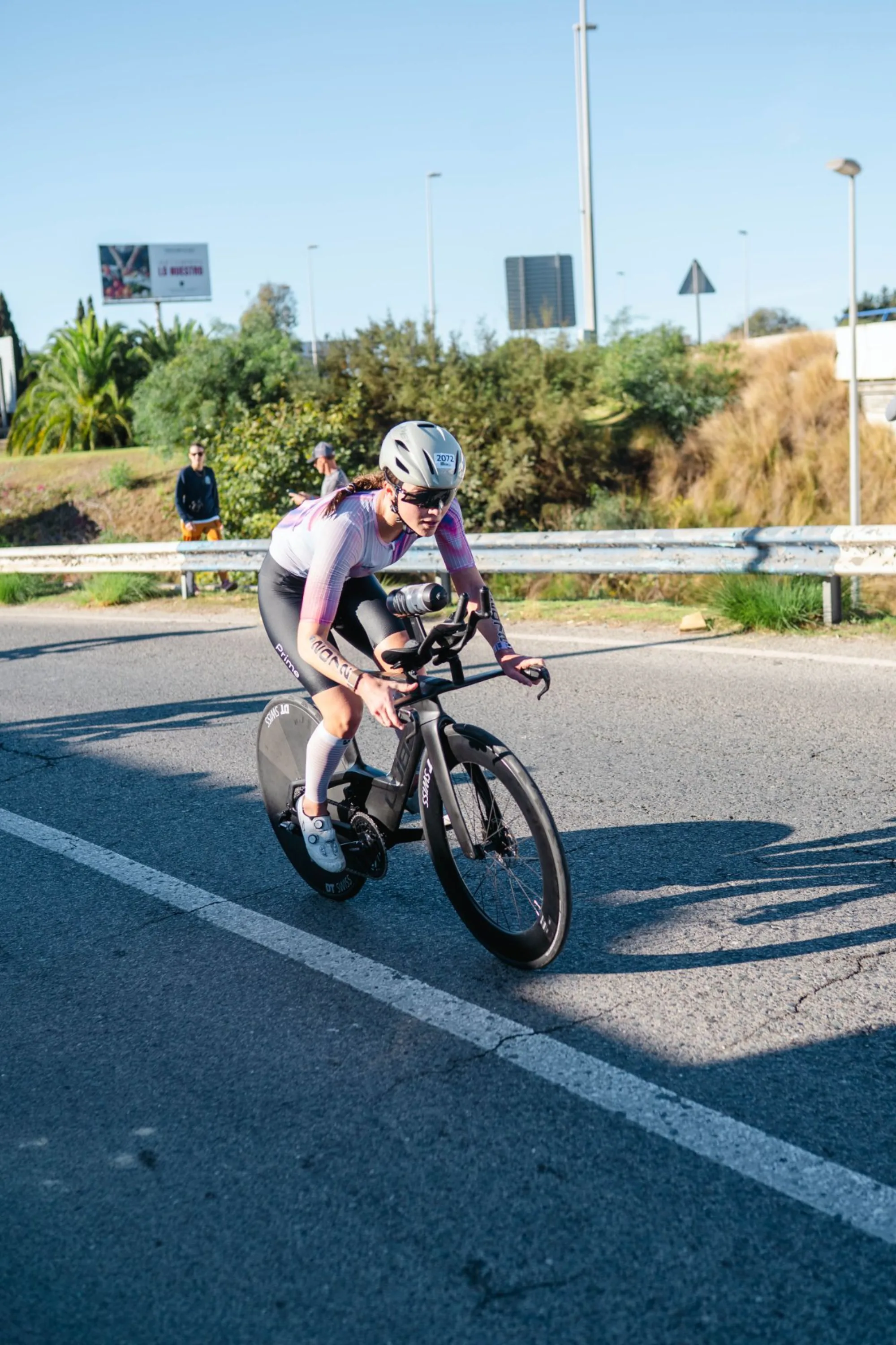 Athletin im Custom Kit auf der Radstrecke