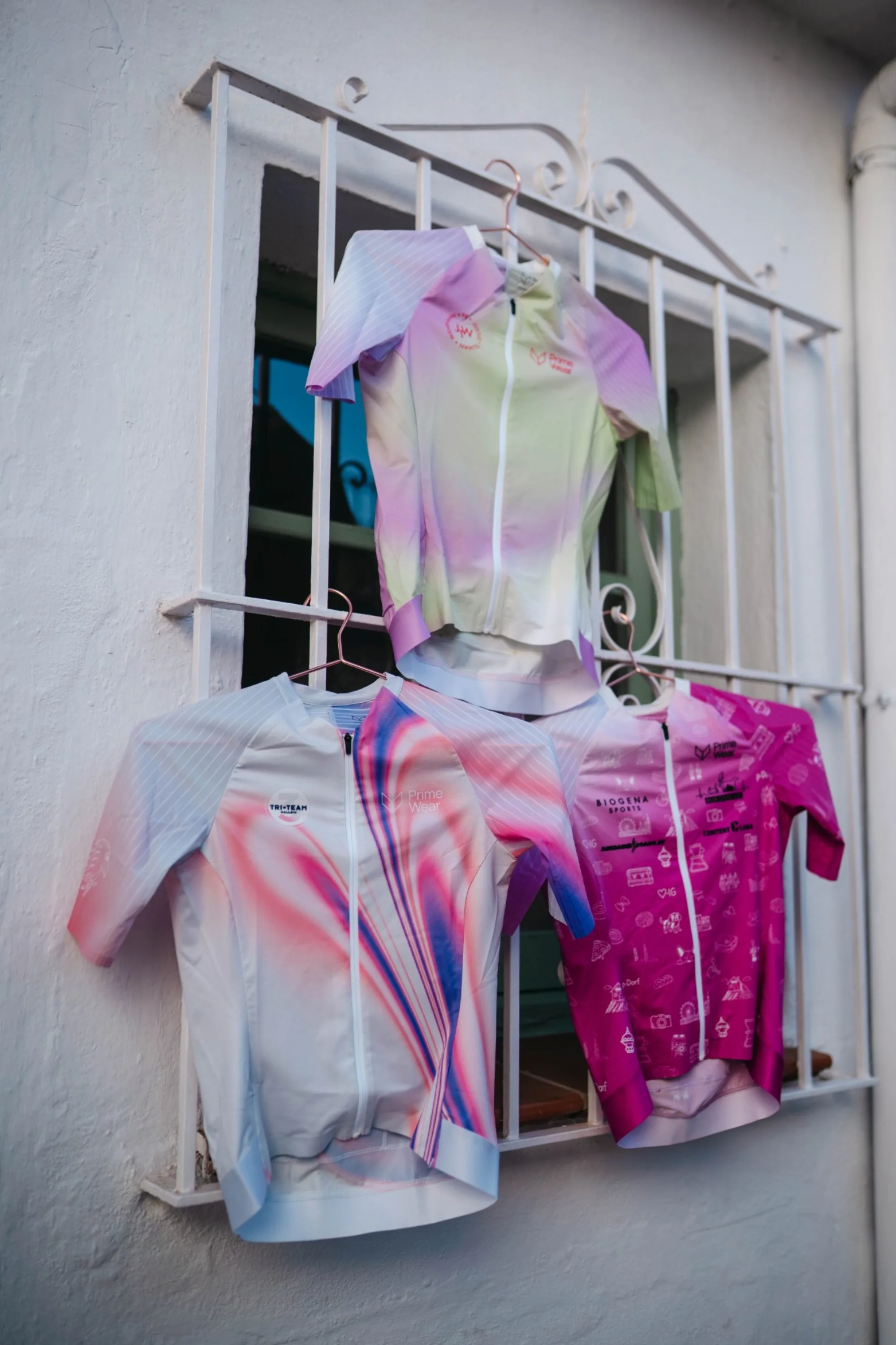 Drei Custom Trikots am Fenster